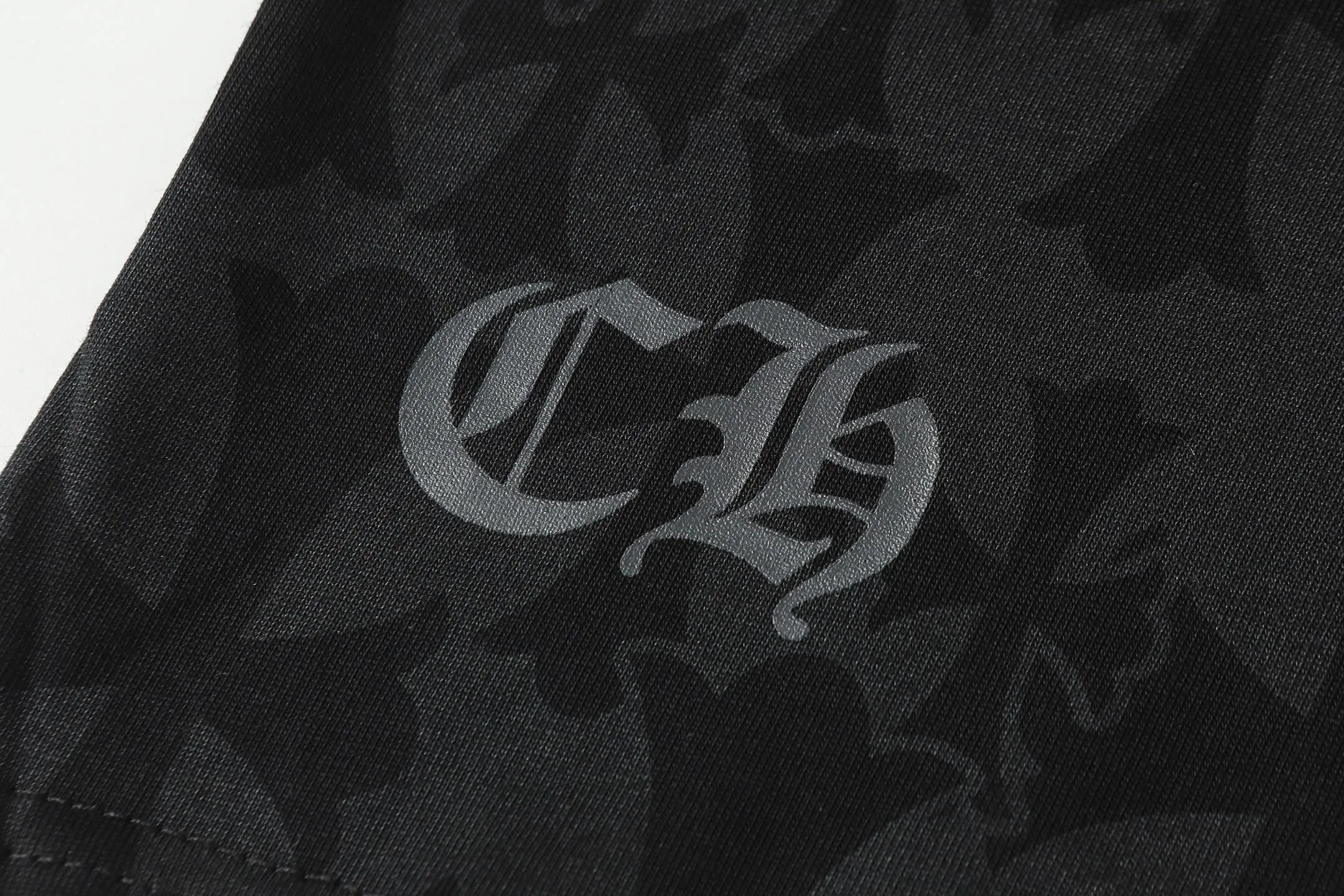 P170 Chrome Hearts CH Chrome Hearts Dark Pattern Horseshoe Sanskrit Short Sleeve T-shirt Uses direct injection imported machine printing Hardware and accessories are milled and customized Correctly configured Black 2025 Chrome Hearts authentic packaging 260 grams of custom-dyed double-yarn cotton Large version Loose and stylish Differentiated from lower versions Slim and long version The upper body stretches the hips 100% commitment: top quality Not fast food The highest version on the market Top quality - different from the ordinary versions on the market If you care about quality, you should also respect the price. Absolutely 0 after-sales service and 0 return rate so far. It’s hard not to love the style - 260g double yarn cotton custom dyed fabric - Correct high-density main mark, washed tag, hand-sewn